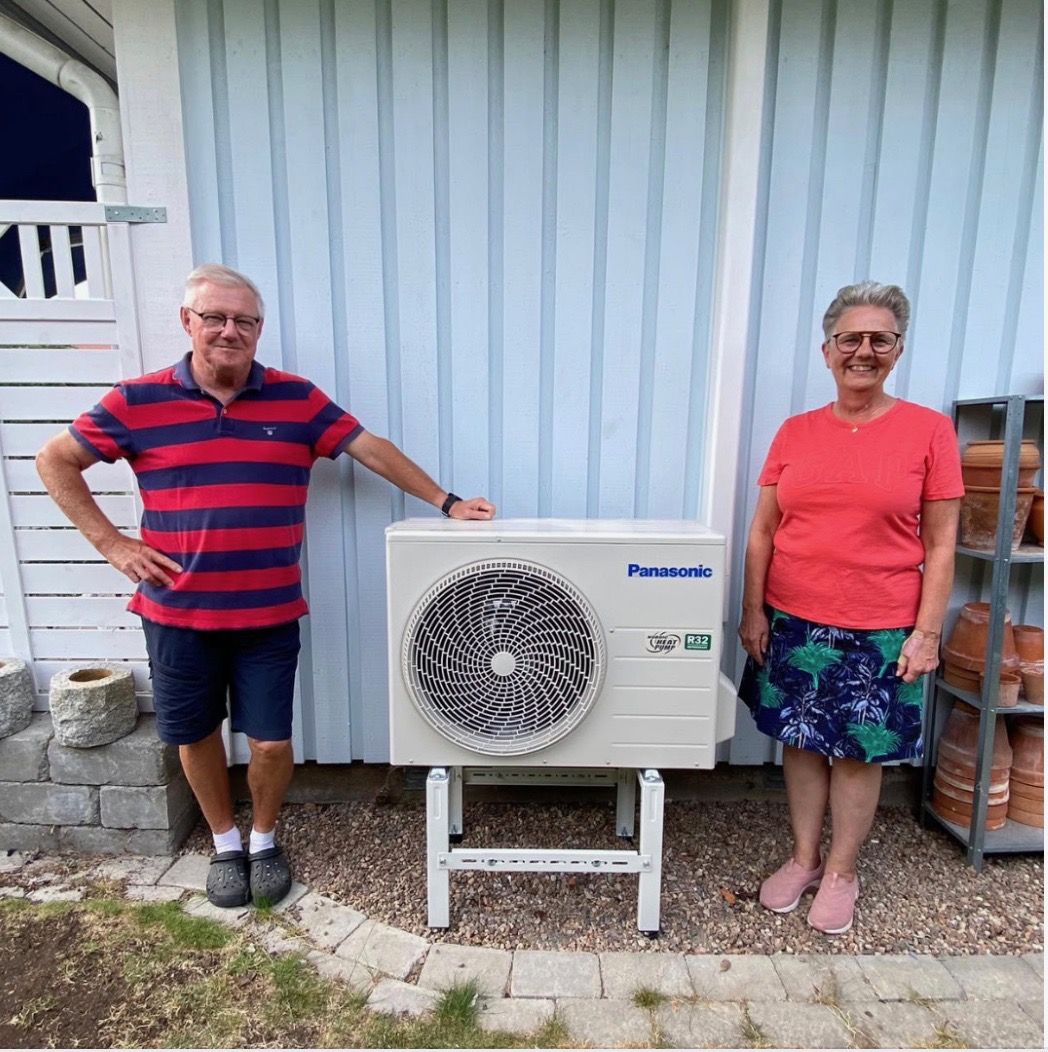 Modern villa med installerad luftvärmepump i solljus